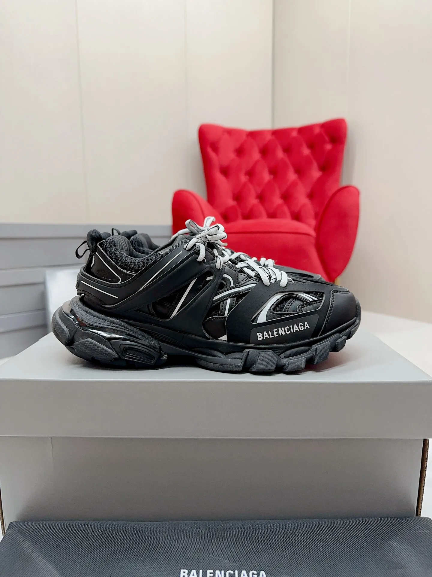 👟👟Ex-factory price 980👟👟 Men's size +10 𝐁𝐚𝐥𝐞𝐧𝐜𝐢𝐚𝐠𝐚|||𝐭𝐫𝐚𝗰𝐤 series 𝟑.𝟎Three generations of sports dad shoes‼ ️ [Top high-end quality from Dongguan Factory] Balenciaga dad shoes ~ super fashionable ~ full and three-dimensional shoes ~ amazing lines ~ very soft and light on the feet ~ super comfortable ~ versatile for commuting ~ can be paired with mid-calf socks, bell bottoms, wide-leg pants, overalls, very high-end ~ very manly and handsome ~ suitable for spring, summer, autumn and winter all year round... ⇢✈ Upper: Exclusive 1:1 original molded custom imported technical fabric mesh + imported cloth + 3M reflective strips [composed of 108 sub-pieces] ⇢✈Inner lining: Breathable mesh ⇢✈Outsole: Exclusive 1:1 original molded PU+TPU+EVA+rubber, a total of 13 sets of grinding tool combinations ⚠️Difference in market currency ~ high-end quality is definitely different ⇢✈𝐒𝐈𝐙𝐄Females: 35, 36, 37, 38, 39, 40 ⇢✈𝐒𝐈𝐙𝐄Men: 39, 40, 41, 42, 43, 44, 45